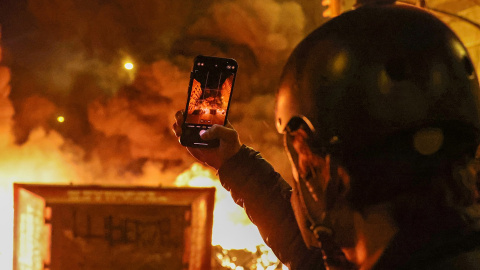 Un hombre toma una imagen durante una protesta en Barcelona