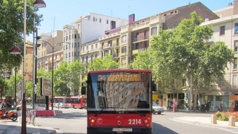 Un autobús urbano en una calle de Zaragoza. E.P.