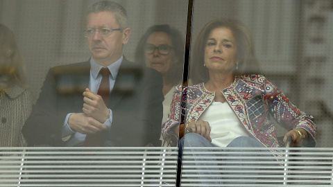 Los exalcaldes de Madrid Alberto Ruiz-Gallardón y Ana Botella siguen desde la la tribuna de invitados la sesión de constitución del Ayuntamiento de la capital. EFE/Chema Moya