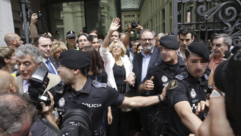 La cabeza de lista de Ahora Madrid al Ayuntamiento de la capital, Manuela Carmena, saluda mientras deja el Ayuntamiento tras ser elegida alcaldesa de Madrid. EFE/ALBERTO MARTIN