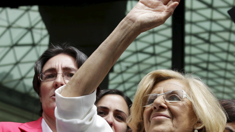 Manuela Carmena, cabeza de lista de Ahora Madrid al Ayuntamiento de la capital de España, aplaude tras haber sido proclamada nueva alcaldesa de la ciudad. REUTERS/Andrea Comas