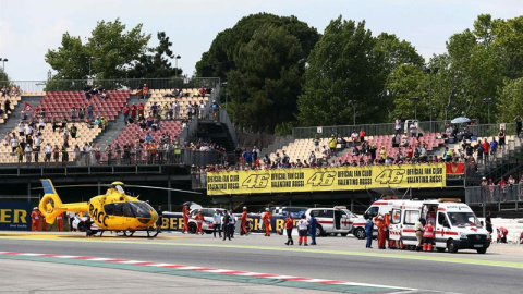 Los servicios sanitarios atienden en la pista al piloto español de Moto2 Luis Salom,  tras sufrir un grave accidente en la segunda sesión de entrenamientos libres del Gran Premio de Catalunya de motociclismo. EFE/Toni Albir