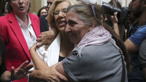 La cabeza de lista de Ahora Madrid al Ayuntamiento de la capital, Manuela Carmena, recibe la felicitación de una simpatizante tras ser elegida alcaldesa de Madrid. EFE/CHEMA MOYA