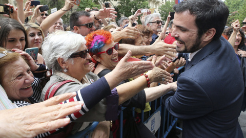 El candidato de IU a la presidencia del Gobierno, Alberto Garzón, saluda tras asistir  en el Ayuntamiento de Madrid a la investidura de la cabeza de lista de Ahora Madrid al Ayuntamiento de la capital, Manuela Carmena, como alcaldesa de Mad