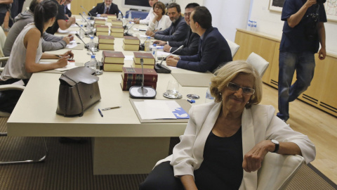 La nueva alcaldesa de Madrid, Manuela Carmena, posa para los fotógafos momentos antes de la primera Junta de Gobierno del Ayuntamiento de Madrid. EFE/Alberto Martín