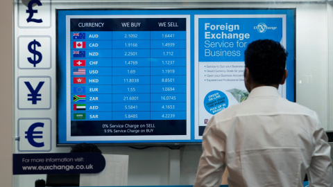 un hombre mira un monitor con los tipos de cambio de la libra frente a las principales divisas, en una ofician de cambio de moneda en el centro de Londres. EFE/EPA/WILL OLIVER