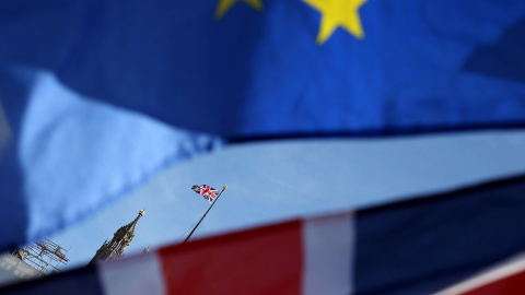 Banderas de la UE y de Reino Unido cerca del Parlamento Britçánico, en Londres, en una manifestación anti-Brexit. EFE/EPA/Hollie Adams