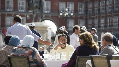 Turistas musulmanes en una terraza de la Plaza Mayor de Madrid en una imagen de archivo. EFE