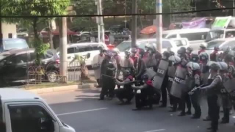 Continúa la represión violenta en las protestas contra el golpe de Estado en Birmania