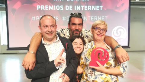 Enrique y Lumi, caras visibles del canal, junto a Diego Ortega, director del programa, en los Premios de Internet. / PDI Ciencia