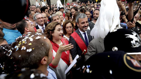 La candidata de Barcelona en Comú, Ada Colau, saluda a sus seguidores en la plaza de Sant Jaume tras ser proclamada primera alcaldesa de la capital catala./EFE/Alberto Estévez