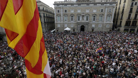 Miles de personas, en la plaza de Sant Jaume, siguen por pantallas gigantes la proclamación como alcaldesa de Ada Colau, quien consiguió una mayoría absoluta de 21 de los 41 votos de los concejales que forman el consistorio.