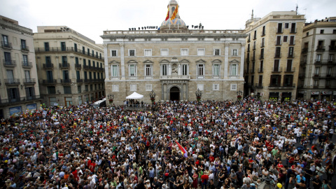 Miles de personas, en la plaza de Sant Jaume, siguiendo por pantallas gigantes la proclamación como alcaldesa de Ada Colau./EFE