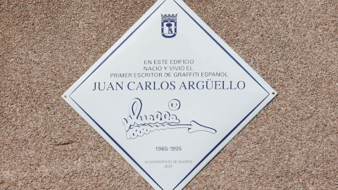 La placa en homenaje al grafitero ' Muelle'.