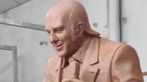 Bromas con una escultura de dos metros en homenaje a Chiquito en Málaga: "No tan Chiquito de la Calzada"