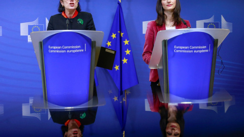 La comisaria europea de Economía y Sociedad Digital, Mariya Gabriel (d), y Madeleine de Cock Buning (i), de la Universidad de Utretch, ofrecen una rueda de prensa en Bruselas (Bélgica) hoy, 15 de enero de 2018. Buning preside el nuevo Grupo