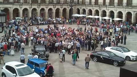 Cientos de partidarios y detractores de Maroto (PP) concentrados frente al Ayuntamiento se han lanzado gritos y reproches