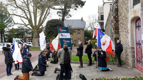 Miembros del movimiento ultracatólico francés Civitas, en Saint-Brevin-les Pin (oeste de Francia) durante una protesta contra la construcción de centros de recepción de migrantes, a 25 de febrero de 2023.