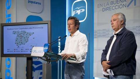 El vicesecretario general de Política Autonómica y Local del PP, Javier Arenas, y el vicesecretario de Organización, Carlos Floriano, durante la rueda de prensa ofrecida para analizar la jornada de constitución de los ayuntamientos. EFE/Tar