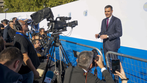 El presidente del Gobierno en funciones, Pedro Sánchez, realiza declaraciones a su llegada a la reunión de la comunidad Política Europea que se celebra en Granada.