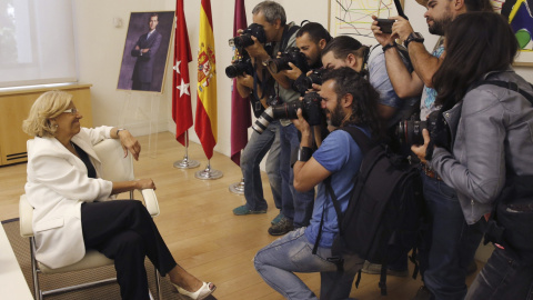 La nueva alcaldesa de Madrid, Manuela Carmena (i), posa para los fotógafos tras la rueda prensa ofrecida después de la primera Junta de Gobierno del Ayuntamiento de Madrid. EFE/Alberto Martín