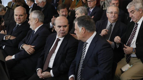 Los expresidentes socialistas Manuel Chaves (i), y José Antonio Griñán (2i), junto a los exconsejeros Gaspar Zarrías y José Antonio Viera (d), en la sala de la Audiencia de Sevilla. /EFE