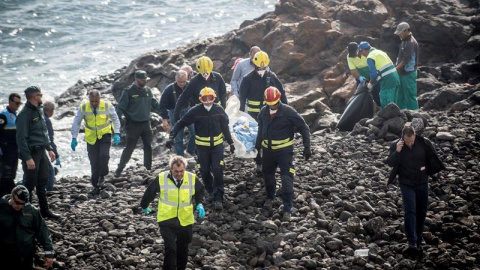 Efectivos de los servicios de Emergencias trasladan el cuerpo de uno de los fallecidos en la playa Bastián de Costa Teguise, donde seis inmigrantes magrebíes han perdido la vida y otros dos se encuentran en estado crítico tras encallar este