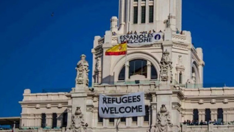 En el centro, la pancarta desplegada por los neonazis en el Palacio de Cibeles de Madrid.