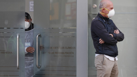 Imagen de archivo de un hombre que espera en el Centro de Estudios Clínicos de la Universidad Cayetano Heredia, en Lima (Perú). - EFE