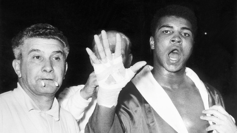 Cassius Clay muestra su mano abierta para predecir que ganará en el quinto asalto en su combate contra Henry Cooper, en el estado de Wembley , en Londres, el 18 de junio de 1963. REUTERS