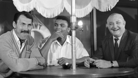 Foto de Mohamed Ali/Cassius Clay en Las Vegas con el actor Jack Palance y el propietario del hotel-casino Sam Boyd, el 4 de noviembre de 1965. EFE/EPA/LAS VEGAS NEWS BUREAU