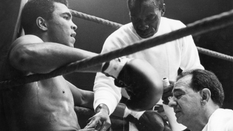 Cassius Clay, en el rincón del ring, con su entrenador Angelo Dundee  y su asistente, en el combate contra el alemán German Karl Mildenberger en Fráncfort, el 10 de septiembre de 1966. EFE/EPA/DPA FILES