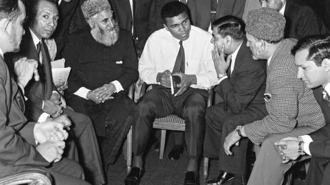 Mohamed Ali/Cassius Clay con un gruop de mususmanes comentando el libro 'Towards Understanding Islam' ('Comprendiendo el islamismo'), de Sayyid Abul Ala Maududi, en Londres, en mayo de 1966. REUTERS