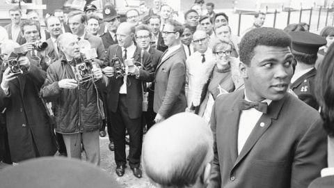 Mohamed Ali/Cassius Clay, con los periodistas a la salida del hotel West End de Londres, durante su estancia en la capital británica, el 9 de mayo de 1966. REUTERS