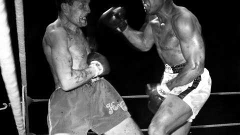 Cassius Clay/Mohamed Ali, en su combate por el título mundial de los pesos pesados contra  Henry Cooper en el estado Highbury, de Londres, el 21 de mayo de 1966. REUTERS