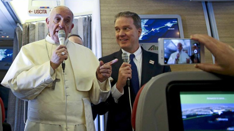 El papa Francisco (i) charla con periodistas a bordo del vuelo hacia Chile hoy, 15 de enero de 2018. /EFE