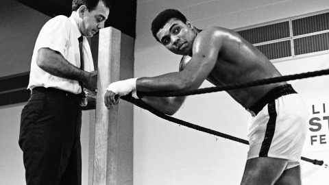 Muhammad Ali/ Cassius Clay con su entrenador Angelo Dundee perparando el combate contra Ernie Terrell, en Houston (Texas), el  6 de fbnerro de 1967. REUTERS