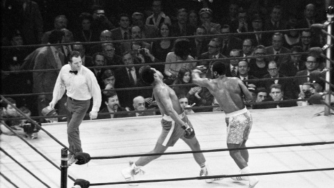 Mohamed Ali / Cassius Clay alcanza con un gancho de izquierda a Joe Frazier, en el primero de sus tres combates en el Madison Square Garden, de Nueva York, el 8 de marzo de 1971. REUTERS