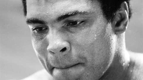 Retrato de Cassius Clay/Mohamed Ali durante un entrenamiento en su residencia en las montañas de Pennsylvania, el 27 de agosto de 1974, preparando su combate contra George Foreman en Zaire. REUTERS