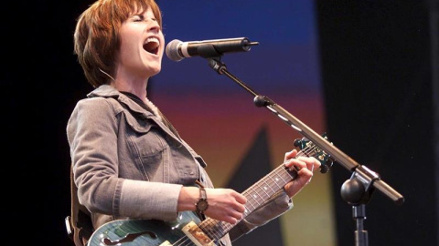 Imagen de archivo de la cantante del grupo musical The Cranberries, Dolores O'Riordan, durante una actuación en el festival 'Out in the green' in Frauenfeld, Suiza, el 9 de julio de 2000. La cantante irlandesa ha fallecido hoy, 15 de enero 