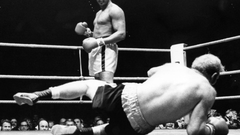 Foto de Cassius Clay después de tumbar en el quinto asalto al británico Richard Dunn, en su combate en Munich, el 25 de mayo de 1976. EFE/EPA/DPA FILES