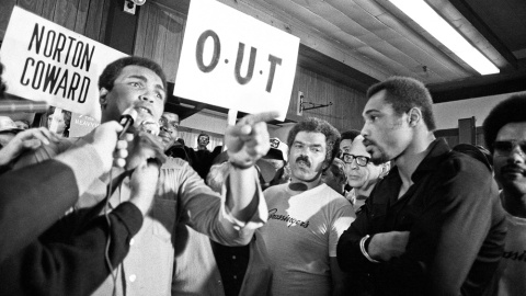 Mohamed Ali/Cassius Clay trata de intimidar al boxeador Ken Norton antes de su tercera pelea en Nueva York, el 23 de septiembre de 1976. REUTERS