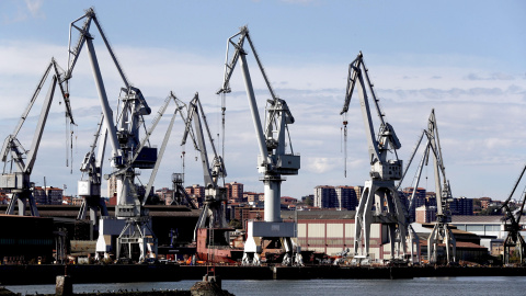 Vista del astillero vizcaíno de La Naval de Sestao, donde el administrador concursal y la dirección han comunicado al comité de empresa que antes de finalizar este mes de octubre se va a presentar un ERE de extinción para la totalidad de la