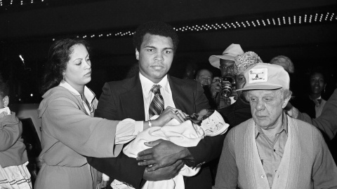 Foto de Cassius Clay/Mahamed Ali en Las Vegas, con su esposa Veronia Porsche, sosteniendo en brazos a su hija Laila Amaria, el 5 de febrero de 1978. EFE/EPA/LAS VEGAS NEWS BUREAU