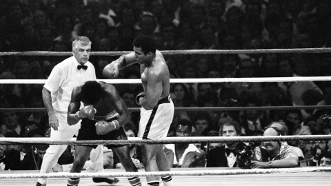 Mohamed Ali/Cassius Clay en su combate contra Leon Spinks en Louisiana (Nueva Orleans), el 15 de septiembre de 1978, que le permitió conquistar por tercera vez el tírulo mundial de los pesos pesados. REUTERS