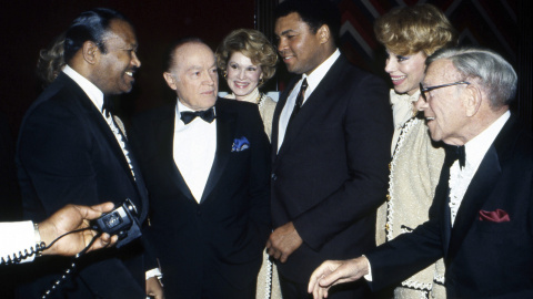 Mohamed Ali/Cassius Clay en Las Vegas con Bob Hope, Christine McGuire, Dorothy McGuire y George Burns, en un acto el 13 de abril de  1985. EFE/EPA/LAS VEGAS NEWS BUREAU