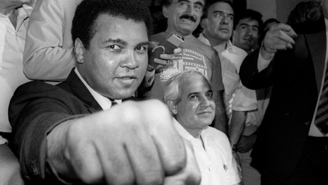 Mohamed Ali/Cassius Clay en una rueda de prensa en México DF, el 9 de julio de  1987. REUTERS/Jorge Nunez