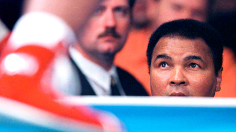 Mohamed Ali / Cassius Clay observa el combate de su hija Laila Ali en el que debutó en el boxeo profesional, en el Turning Stone Casino, en Verona, el 8 de octubre de 1999. REUTERS/Joe Traver