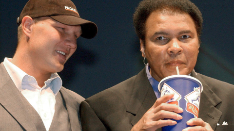 Mohamed Ali/Cassius Clay con el boxeador alemán Axel Schulz, en una reuinión en la ciudad alemana de Riuesa, el 28 de junio de 2002. EFE/EPA/MATTHIAS HIEKEL