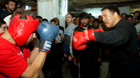 Mohamed Ali/Cassius Clay practica con el boxeador afgano Gafour en una visita a Kabul el 18 de noviembre de 2002. REUTERS/Radu Sigheti